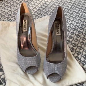 Badgley Mischka women's peep toe drama pewter metal 9 1/2 M